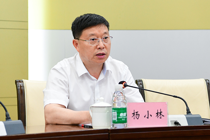 校长杨小林主持会议.jpg