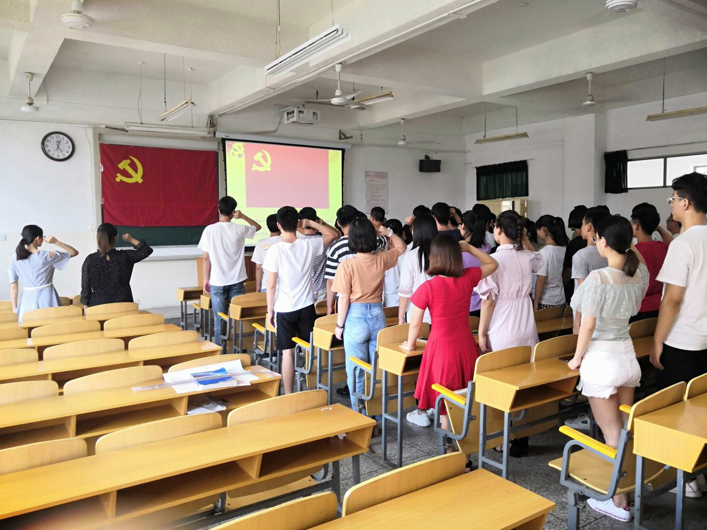 安全学院举行庆祝建党98周年暨新党员入党宣誓仪式