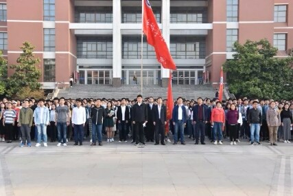 我校举行庆祝“五一”国际劳动节主题升旗仪式