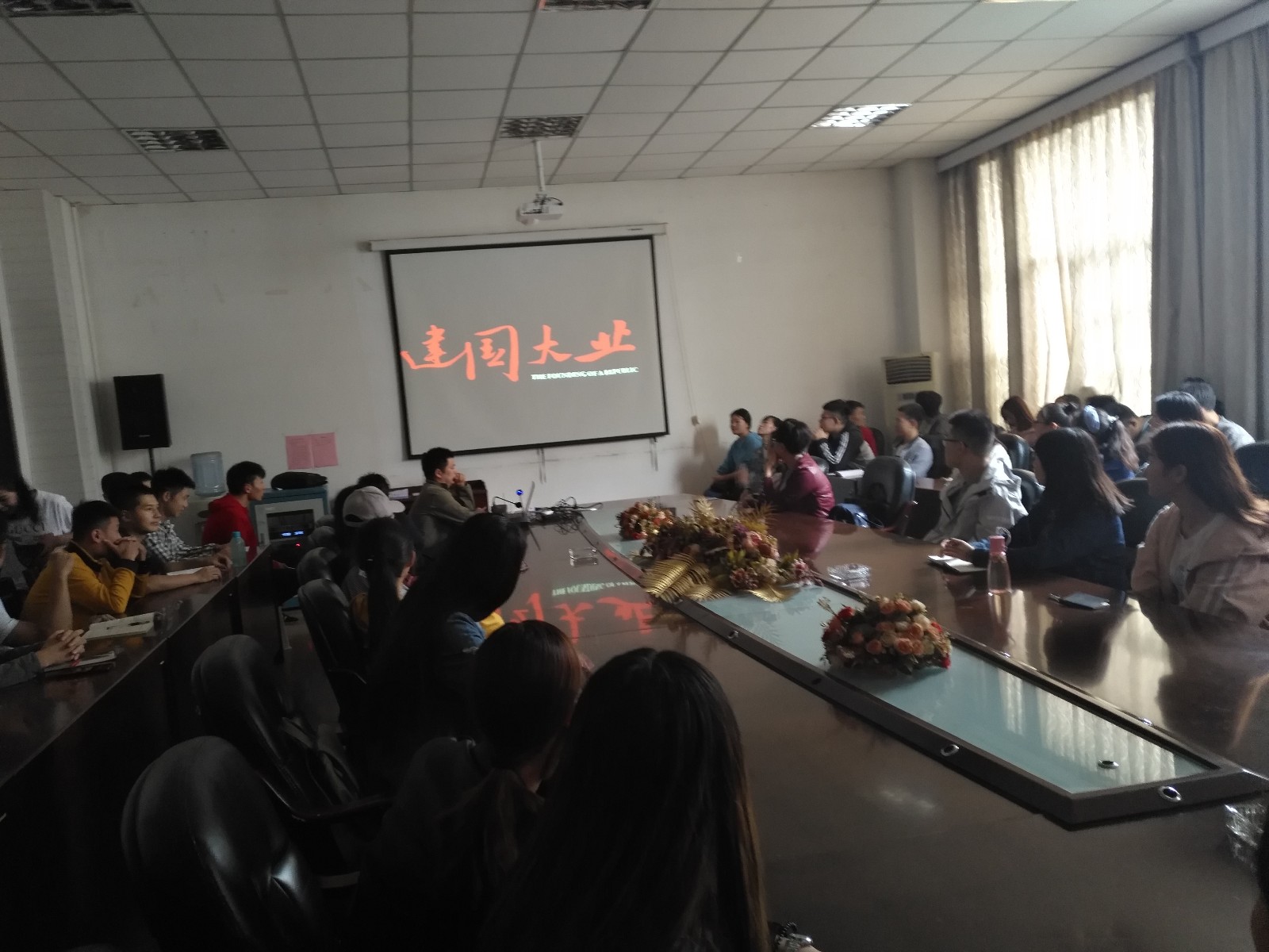 安全学院举办庆“十•一”红色观影活动