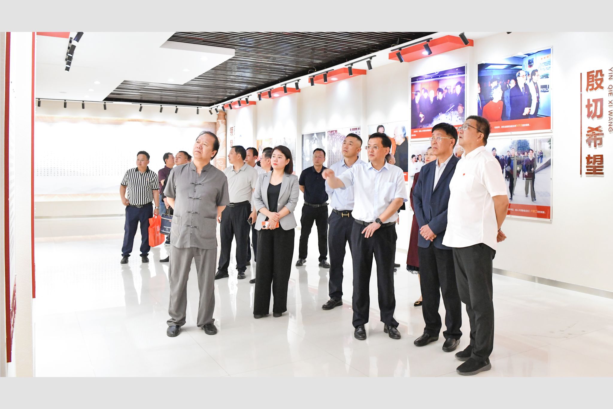 3-3  参观校史馆.jpg