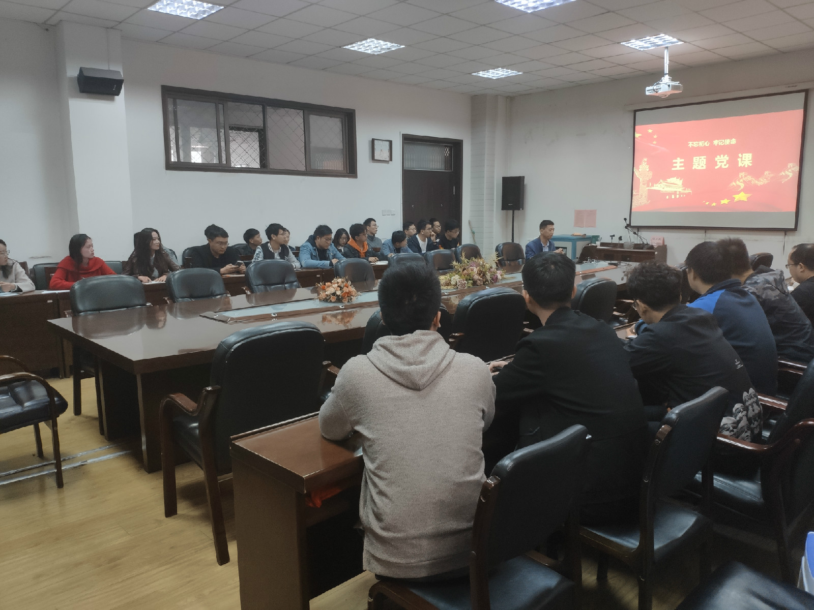 学院党委副书记李怀珍为研究生党员上党课